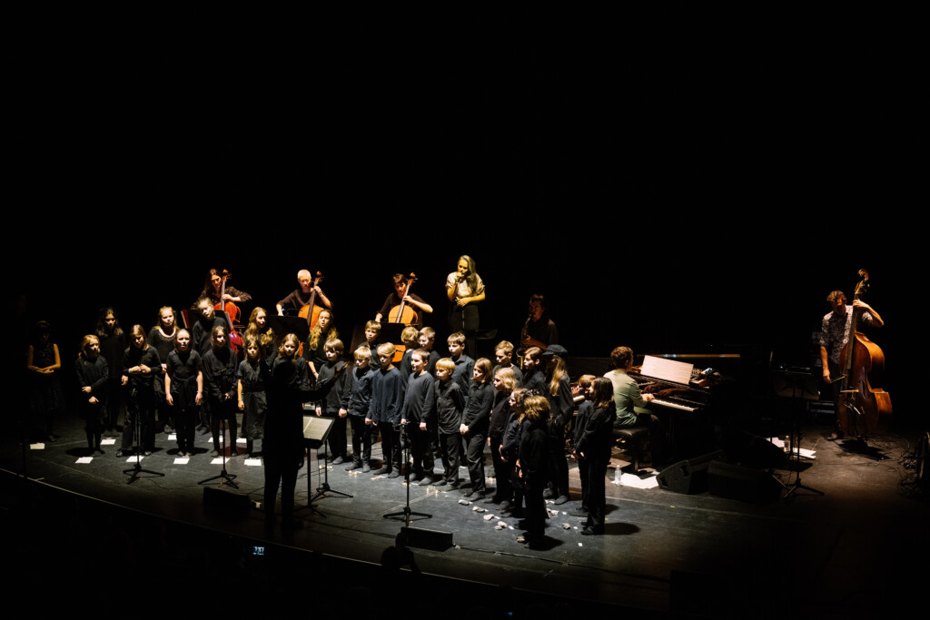 231102_jfb23_Apparitions_Haus-der-Berliner-Festspiele-Groessebuehne_©-Berliner-Festspiele_Foto_Camille-Blake-5-1024x683