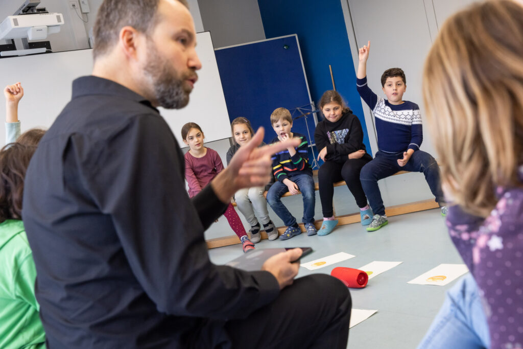 08.11.2024, Jazzpilot:innen zu Gast im Klassenzimmer, Johannes Keller in der Astrid-Lindgren-Schule Sehnde (Grundschule). Foto: Helge Krückeberg