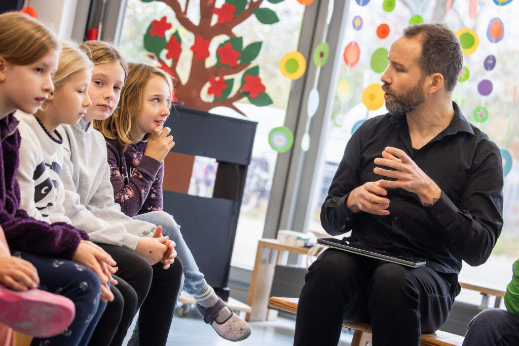 08.11.2024, Jazzpilot:innen zu Gast im Klassenzimmer, Johannes Keller in der Astrid-Lindgren-Schule Sehnde (Grundschule). Foto: Helge Krückeberg