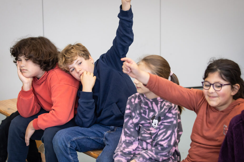 08.11.2024, Jazzpilot:innen zu Gast im Klassenzimmer, Johannes Keller in der Astrid-Lindgren-Schule Sehnde (Grundschule). Foto: Helge Krückeberg
