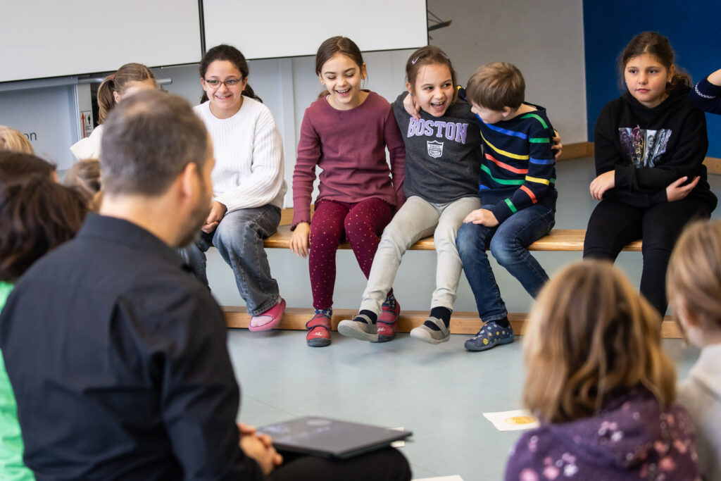 08.11.2024, Jazzpilot:innen zu Gast im Klassenzimmer, Johannes Keller in der Astrid-Lindgren-Schule Sehnde (Grundschule). Foto: Helge Krückeberg
