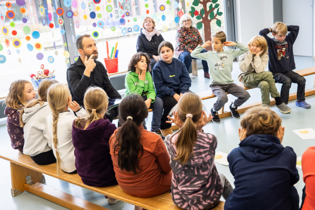08.11.2024, Jazzpilot:innen zu Gast im Klassenzimmer, Johannes Keller in der Astrid-Lindgren-Schule Sehnde (Grundschule). Foto: Helge Krückeberg