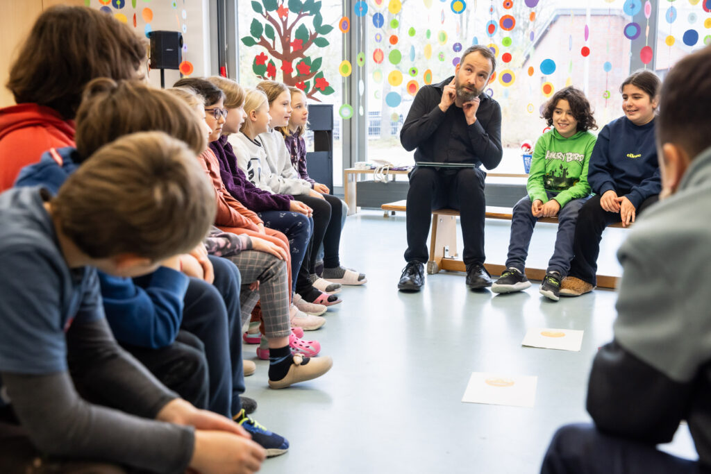 08.11.2024, Jazzpilot:innen zu Gast im Klassenzimmer, Johannes Keller in der Astrid-Lindgren-Schule Sehnde (Grundschule). Foto: Helge Krückeberg