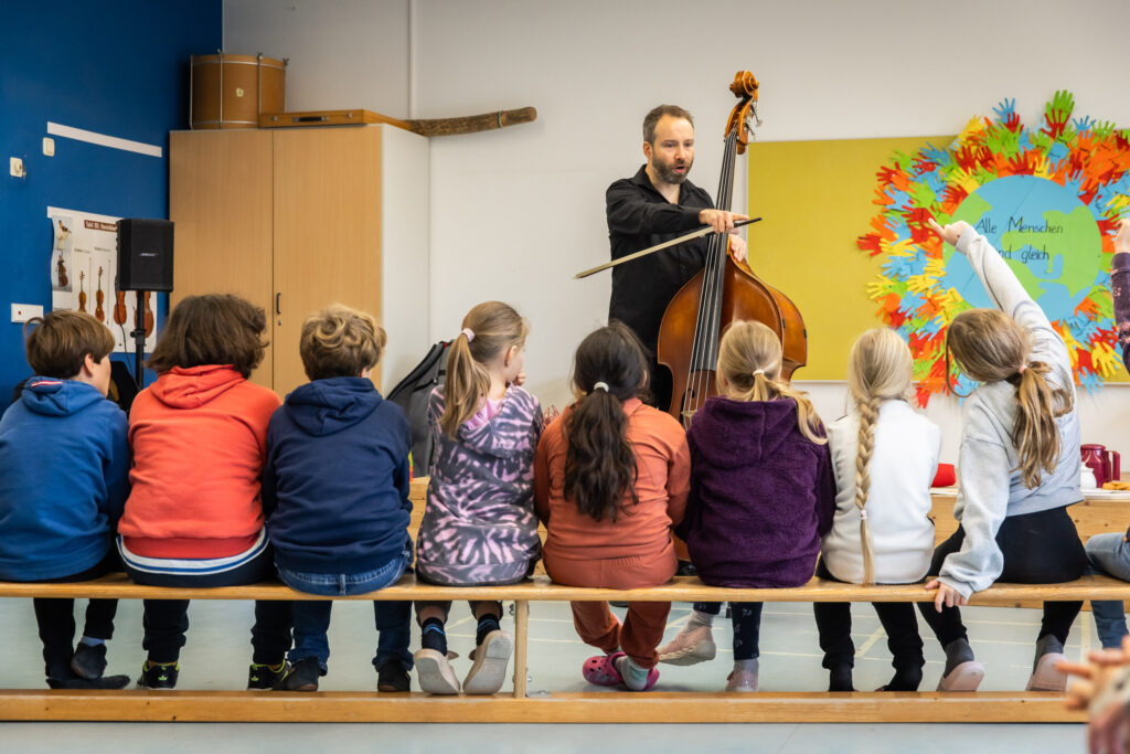 08.11.2024, Jazzpilot:innen zu Gast im Klassenzimmer, Johannes Keller in der Astrid-Lindgren-Schule Sehnde (Grundschule). Foto: Helge Krückeberg
