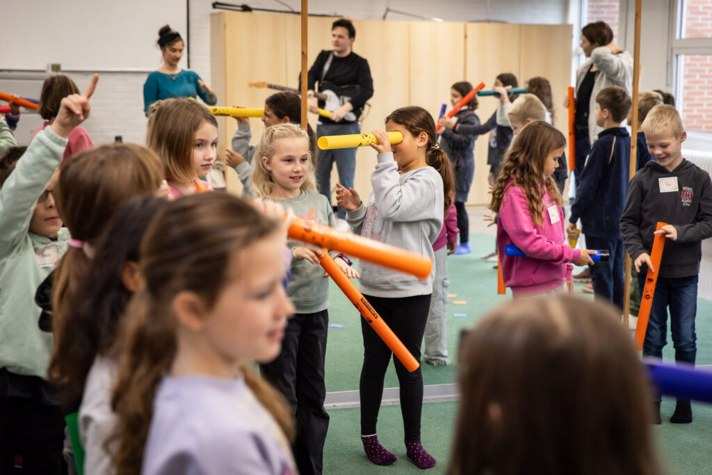 15.11.2024, Jazzpilot:innen zu Gast im Klassenzimmer, Duo Anina Batz & Jonas Llasa Hoffmann de Ramos in der Grundschule auf dem Süsteresch in Schüttorf. Foto: Helge Krückeberg