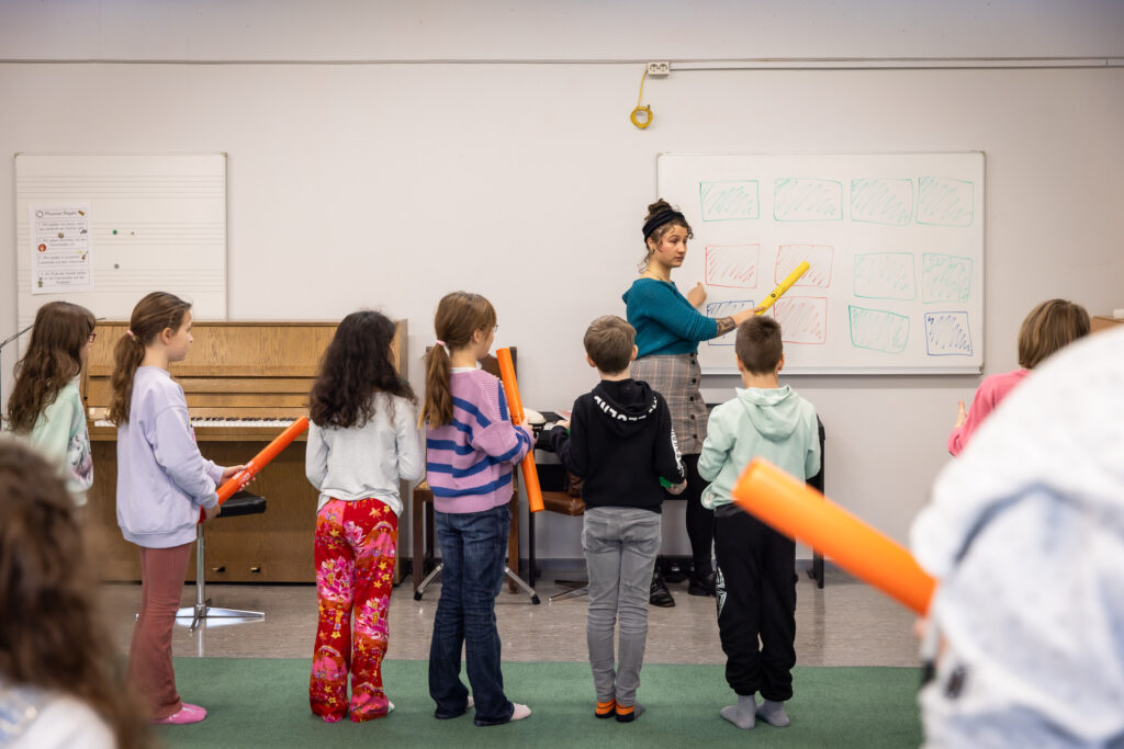 15.11.2024, Jazzpilot:innen zu Gast im Klassenzimmer, Duo Anina Batz & Jonas Llasa Hoffmann de Ramos in der Grundschule auf dem Süsteresch in Schüttorf. Foto: Helge Krückeberg