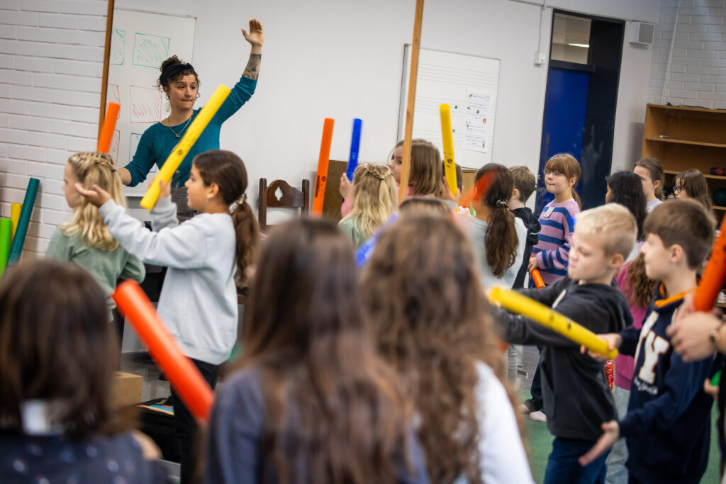15.11.2024, Jazzpilot:innen zu Gast im Klassenzimmer, Duo Anina Batz & Jonas Llasa Hoffmann de Ramos in der Grundschule auf dem Süsteresch in Schüttorf. Foto: Helge Krückeberg