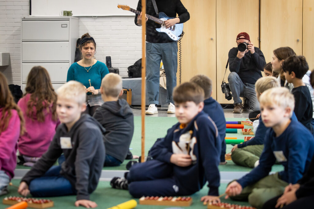 15.11.2024, Jazzpilot:innen zu Gast im Klassenzimmer, Duo Anina Batz & Jonas Llasa Hoffmann de Ramos in der Grundschule auf dem Süsteresch in Schüttorf. Foto: Helge Krückeberg