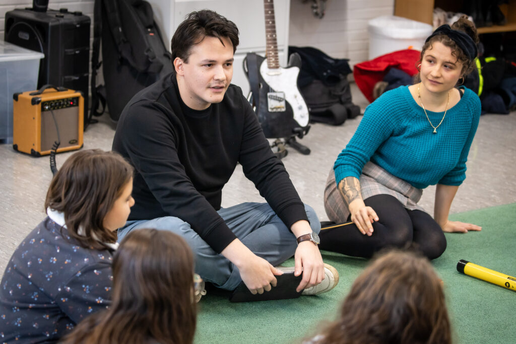 15.11.2024, Jazzpilot:innen zu Gast im Klassenzimmer, Duo Anina Batz & Jonas Llasa Hoffmann de Ramos in der Grundschule auf dem Süsteresch in Schüttorf. Foto: Helge Krückeberg