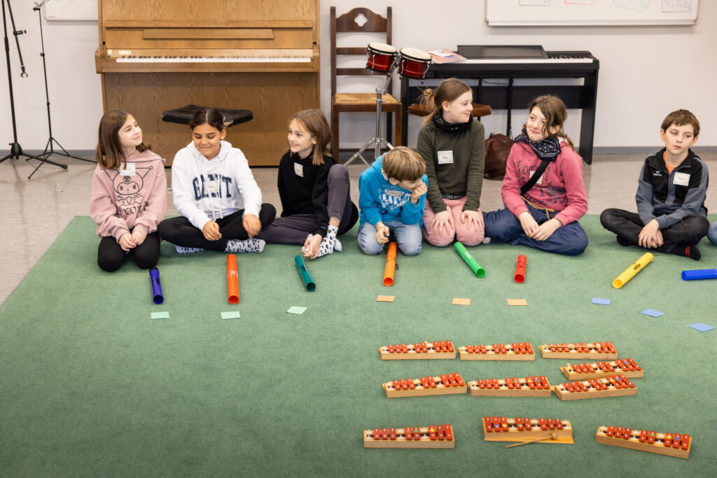 15.11.2024, Jazzpilot:innen zu Gast im Klassenzimmer, Duo Anina Batz & Jonas Llasa Hoffmann de Ramos in der Grundschule auf dem Süsteresch in Schüttorf. Foto: Helge Krückeberg