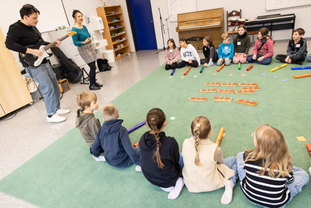 15.11.2024, Jazzpilot:innen zu Gast im Klassenzimmer, Duo Anina Batz & Jonas Llasa Hoffmann de Ramos in der Grundschule auf dem Süsteresch in Schüttorf. Foto: Helge Krückeberg
