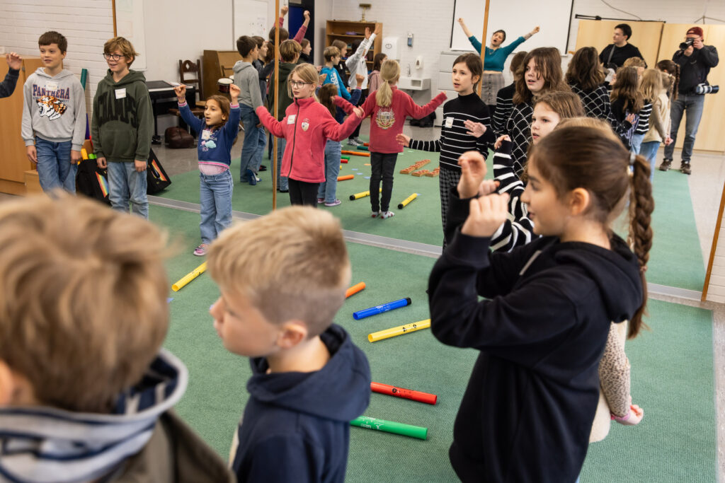 15.11.2024, Jazzpilot:innen zu Gast im Klassenzimmer, Duo Anina Batz & Jonas Llasa Hoffmann de Ramos in der Grundschule auf dem Süsteresch in Schüttorf. Foto: Helge Krückeberg