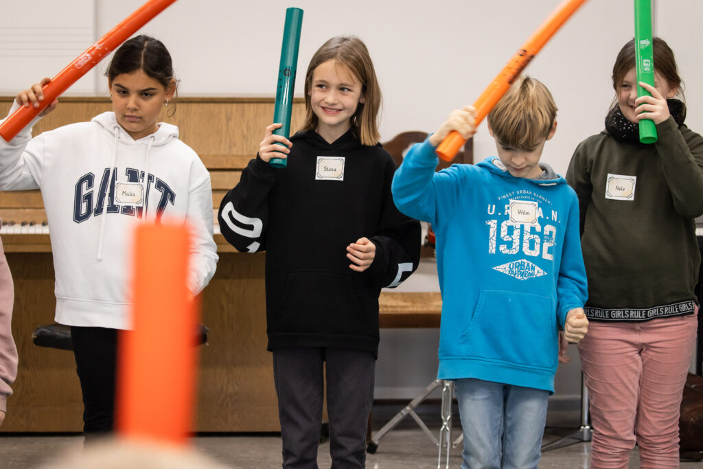 15.11.2024, Jazzpilot:innen zu Gast im Klassenzimmer, Duo Anina Batz & Jonas Llasa Hoffmann de Ramos in der Grundschule auf dem Süsteresch in Schüttorf. Foto: Helge Krückeberg