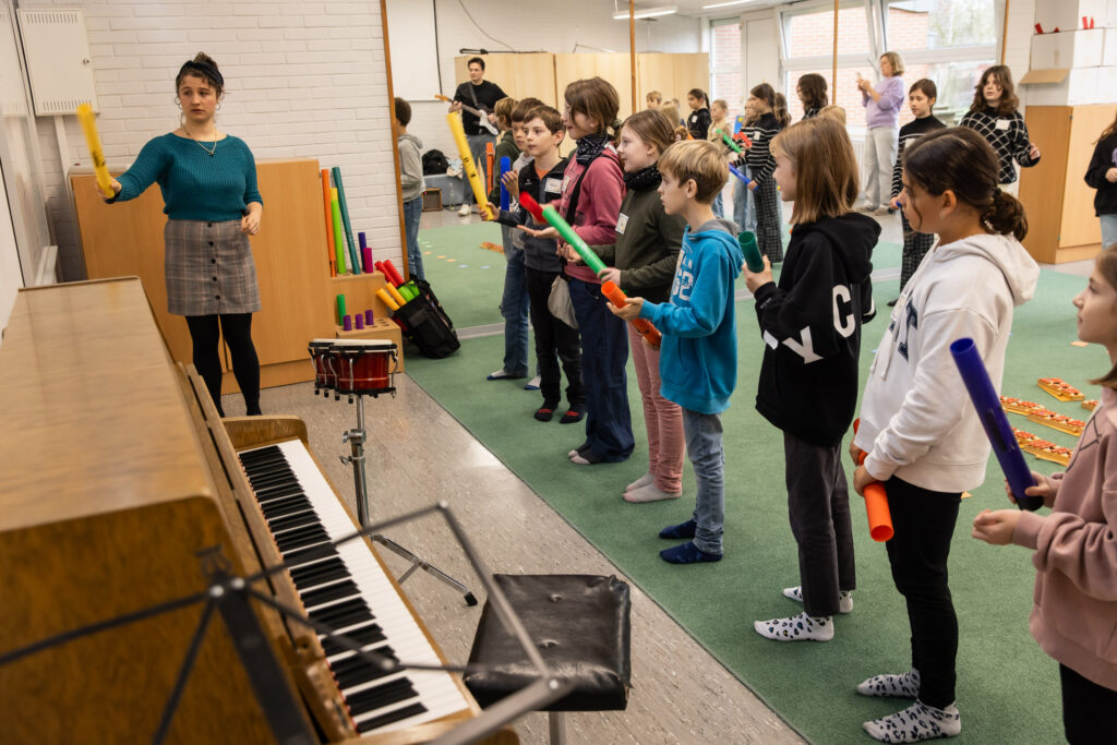 15.11.2024, Jazzpilot:innen zu Gast im Klassenzimmer, Duo Anina Batz & Jonas Llasa Hoffmann de Ramos in der Grundschule auf dem Süsteresch in Schüttorf. Foto: Helge Krückeberg